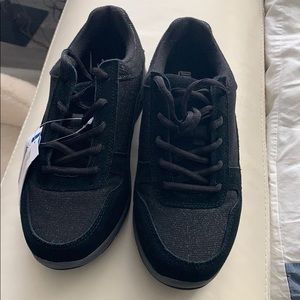 NWT Drew Slip Resistant Shoes